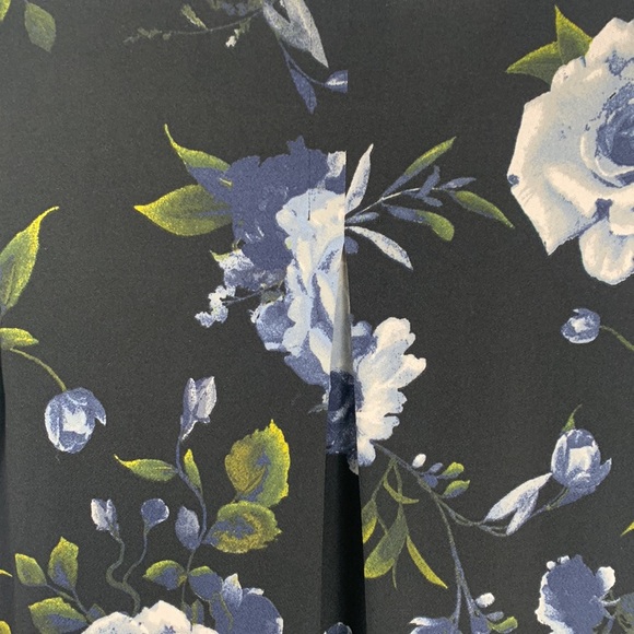 Christian Siriano Floral Knee Length Short Sleeve Summer Dress w Pleated Back - Picture 7 of 9